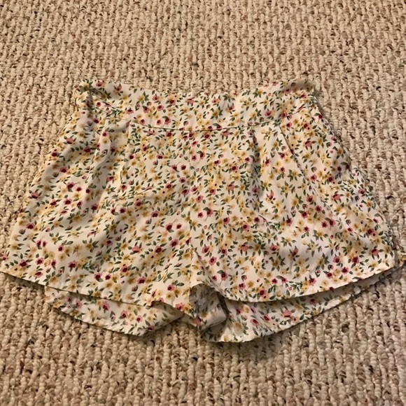 La Hearts Pants - Flowered flowey shorts